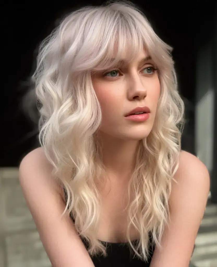 Літо 2025: 19 модних стрижок з чубчиком для натхнення