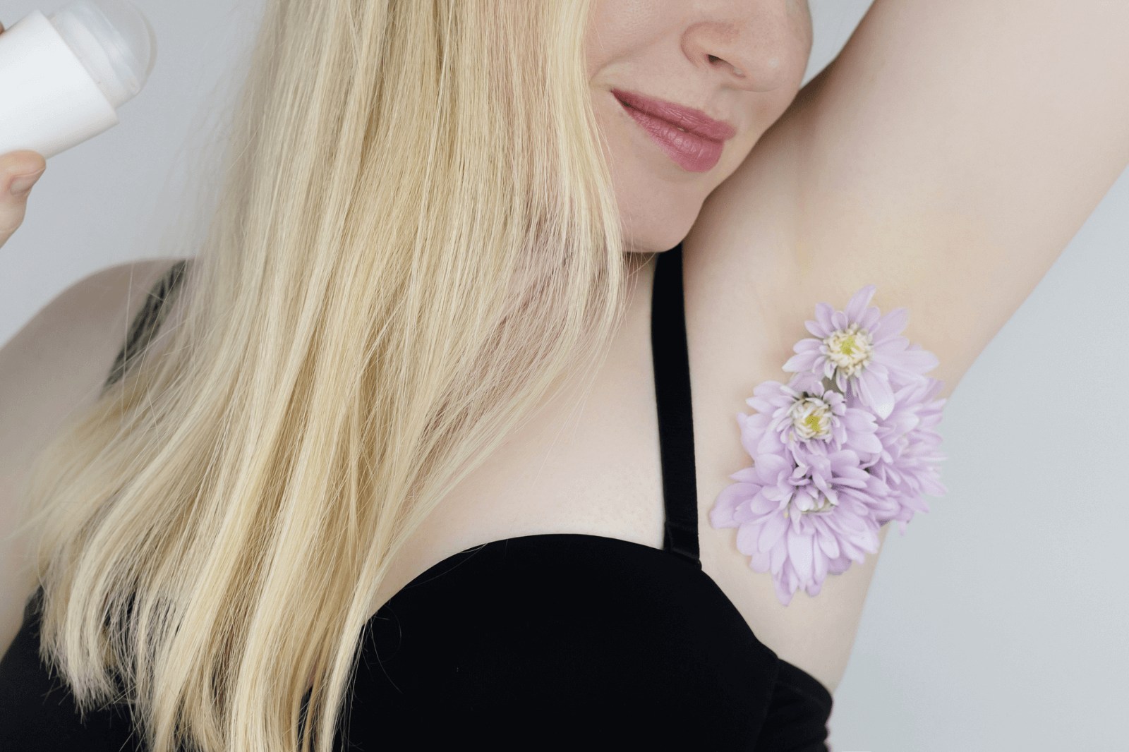 Дівчина з квіткою під пахвою