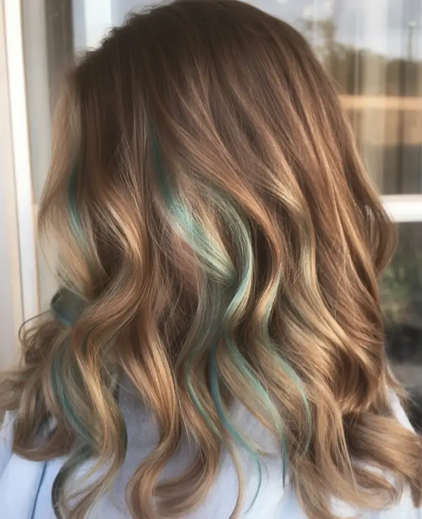 15 наймодніших ідей фарбування каштанового волосся літо 2025 з золотими пасмами