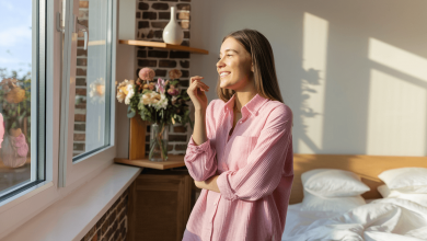 Девушка смотрит в окно