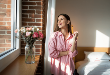 Девушка смотрит в окно