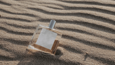 Парфюм у піску на пляжі