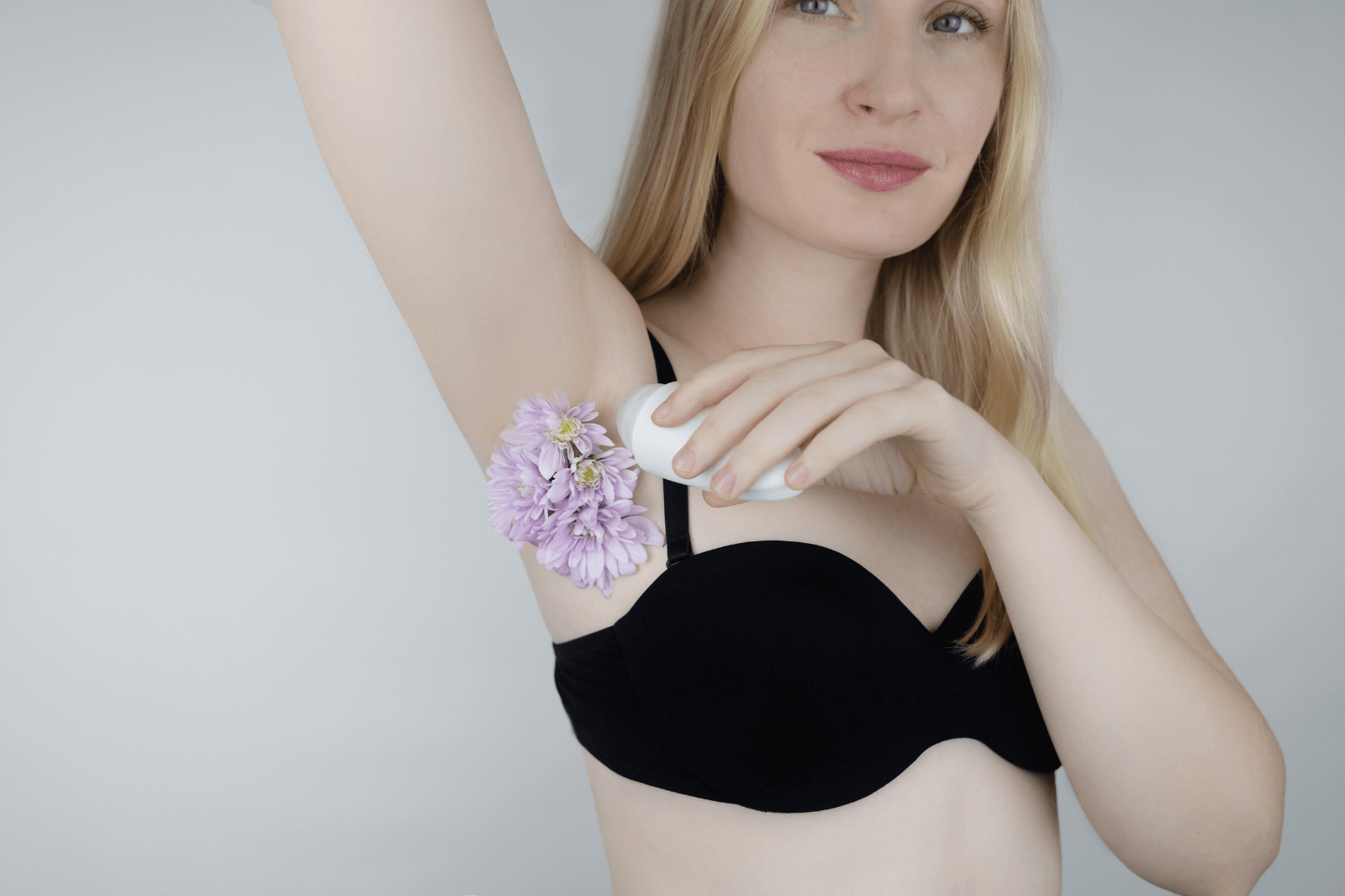 Девушка с цветком и антиперспирантом