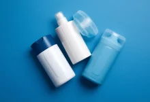 Дезодоранты на синем фоне