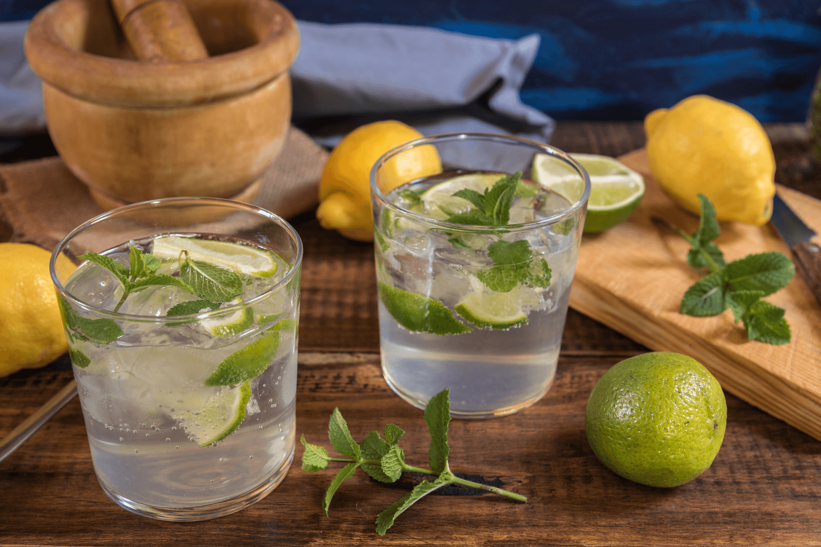 2 напої охолоджуючі та 2 лимони з лаймом