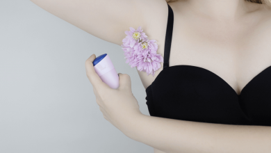 Жінка з дезодорантом