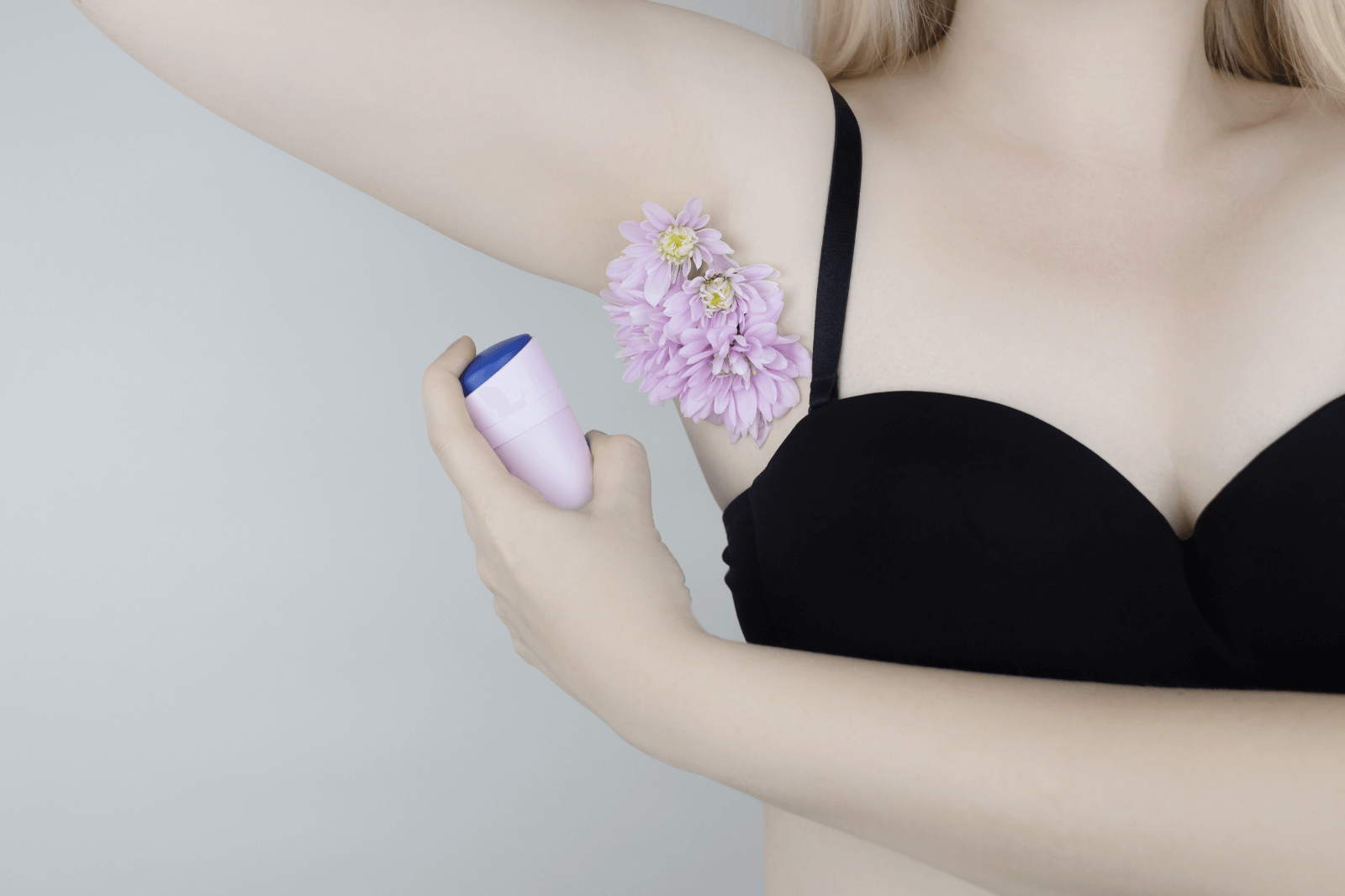 Жінка з дезодорантом