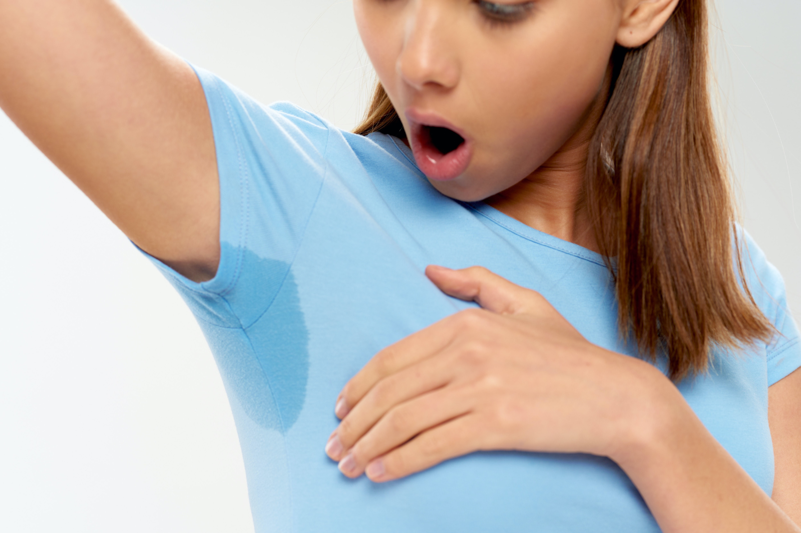 Дівчина з плямою поту