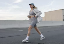 Лучшие идеи летней одежды для пеших прогулок в 2025 году