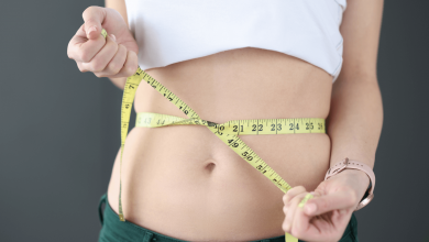 Жінка перев'язалась сантиметром по талії