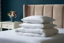 3 подушки лежать на ліжку