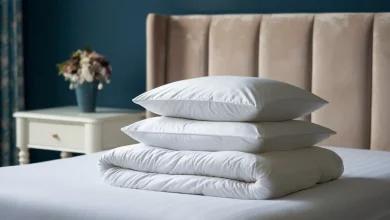 3 подушки лежать на ліжку