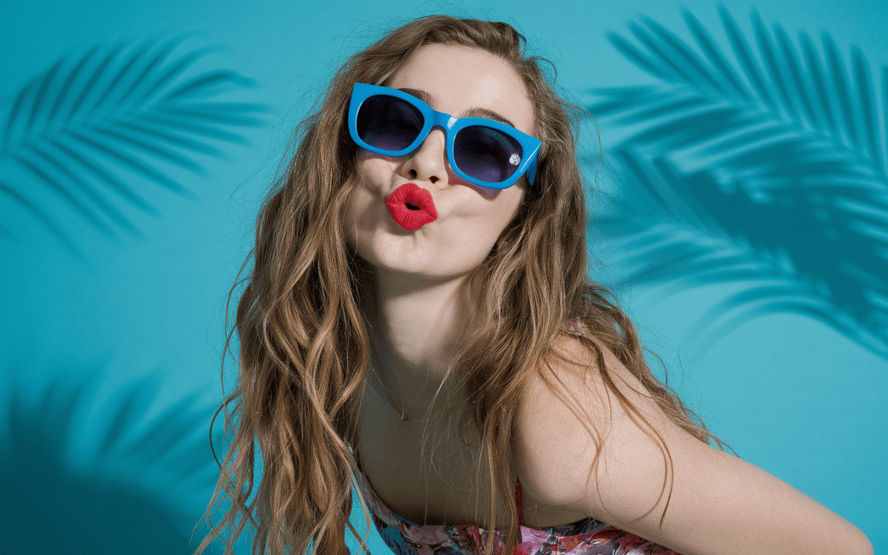 Девушка напрягла губы накрашенные помадой