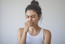 Женщина чувствует плохой запах