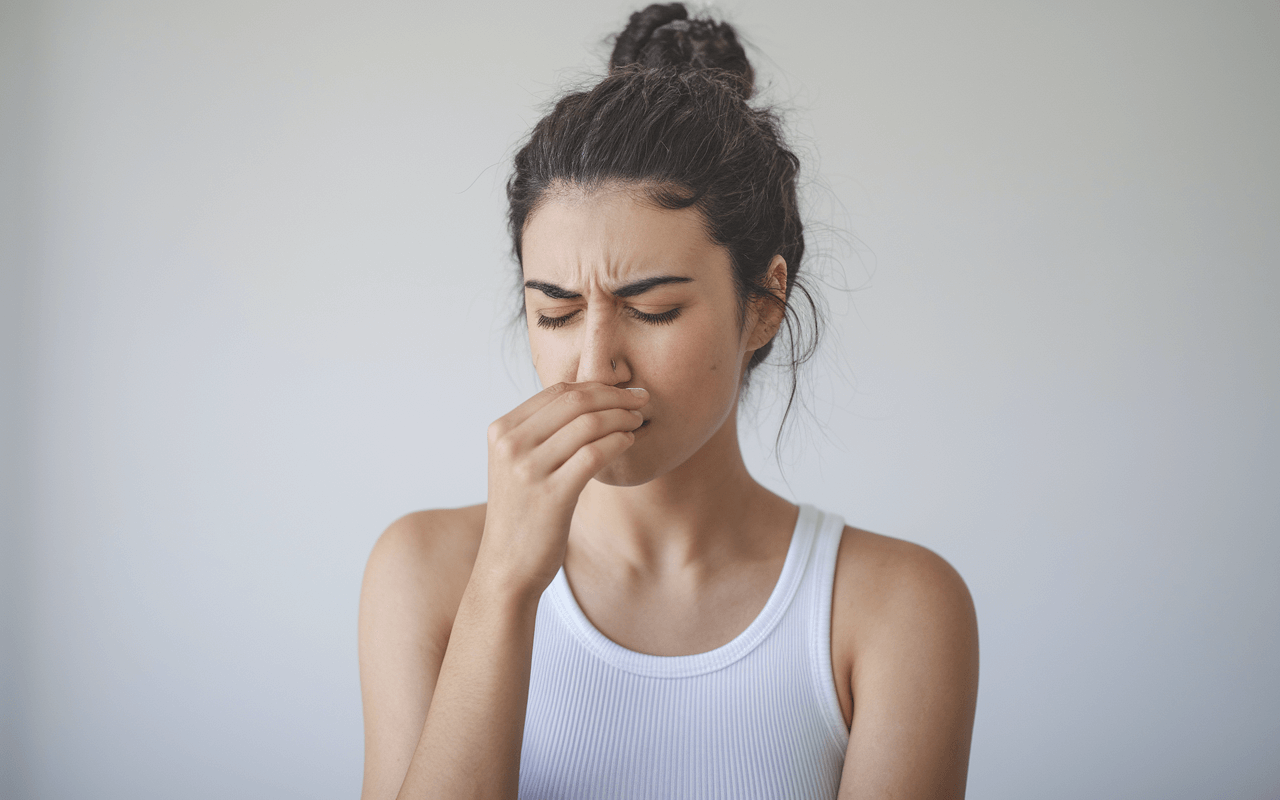 Женщина чувствует плохой запах