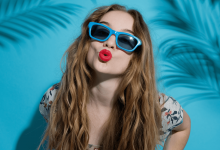 Дівчина з нафарбованими губами