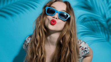 Дівчина з нафарбованими губами