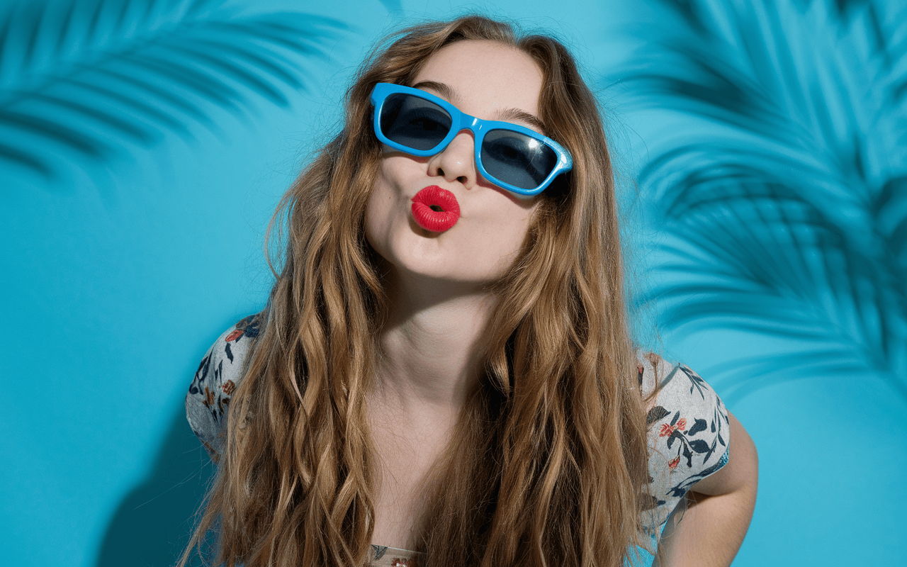 Дівчина з нафарбованими губами