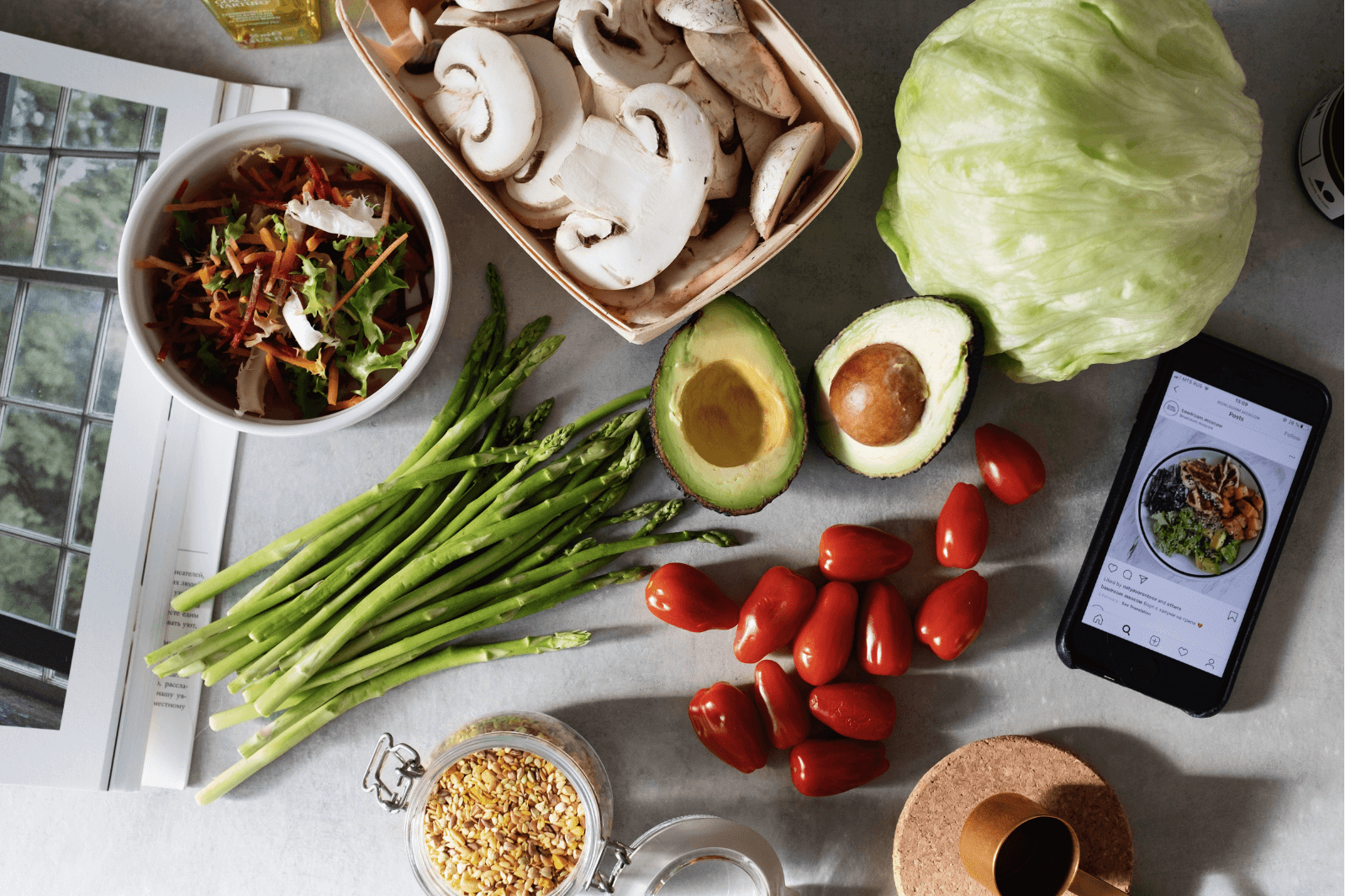 Продукты питания на кухонной поверхности
