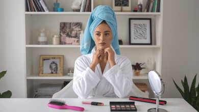 Дівчина з рушником на голові сидить за столом