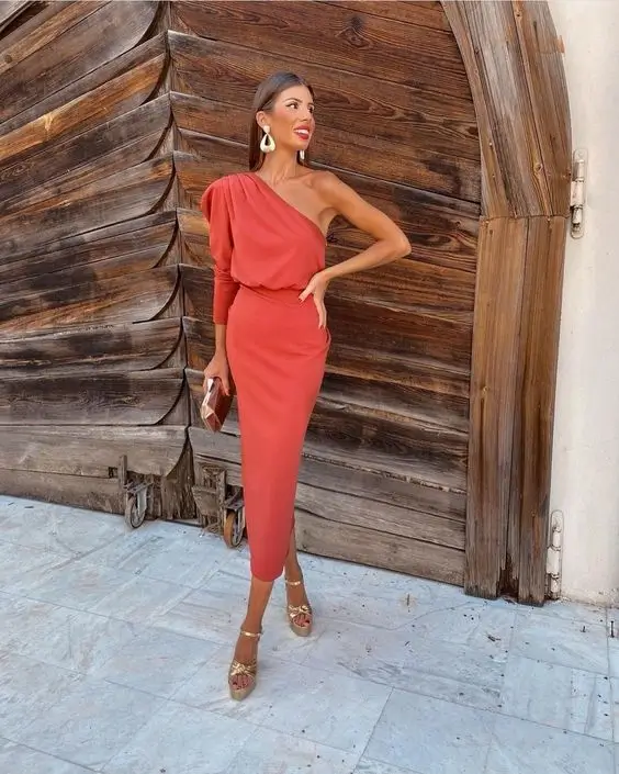 Що одягнути мамі на останній дзвоник 2025 — стильні образи й поради