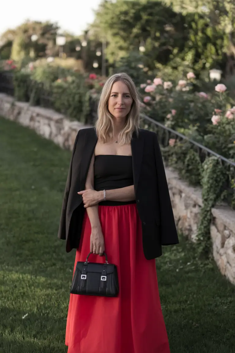 Що одягнути мамі на останній дзвоник 2025 — стильні образи й поради