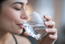 Дівчина п'є воду