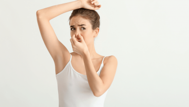 Жінка пахне потом