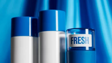 Дезодоранти на фоні синьої тканини