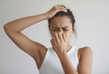 Девушка чувствует запах пота