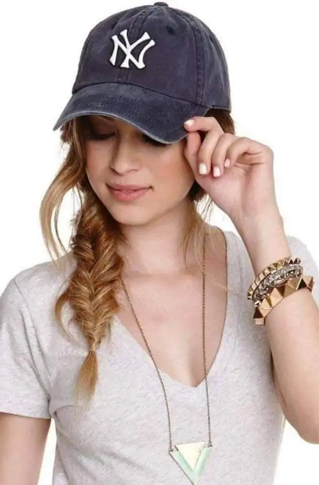 Лучшие идеи причесок под кепку: топ-15 трендов лета 2025