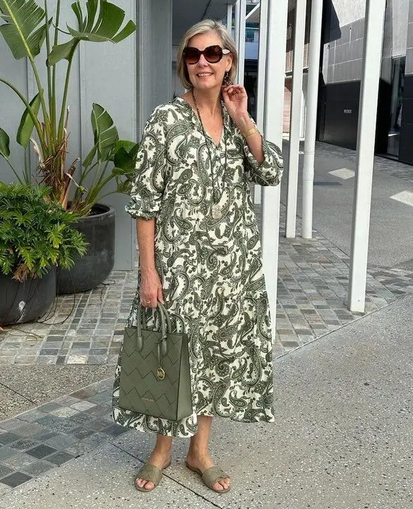 Что надеть летом после 60 лет: 15 стильных образов на 2025 год