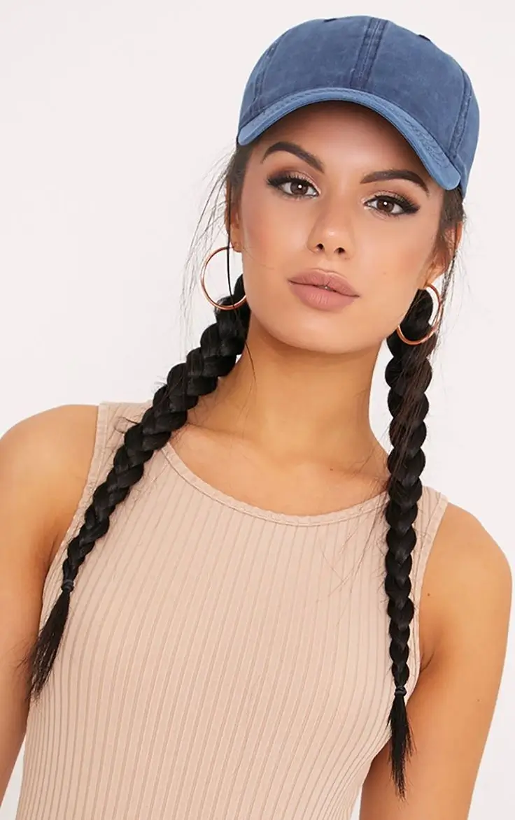 Топ-15 зачісок під кепку: найкращі ідеї на літо 2025