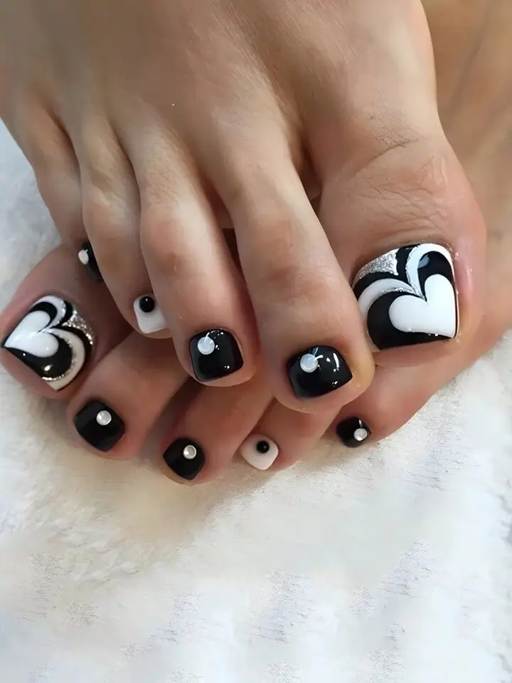 Модний літній дизайн для педикюру 2025: 20 трендових ідей