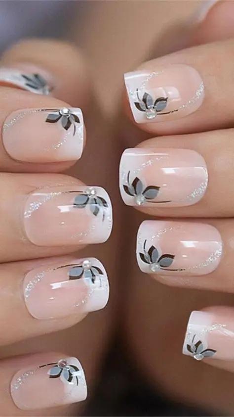 Трендовый летний френч 2025 на короткие ногти — 20 свежих идей