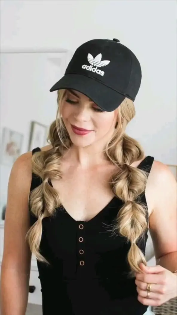 Топ-15 зачісок під кепку: найкращі ідеї на літо 2025