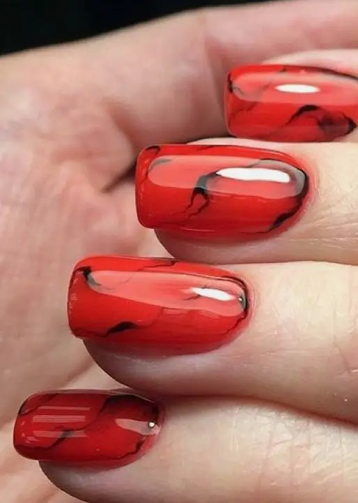 Червоний манікюр – найкращі літні відтінки та ідеї 2025 року