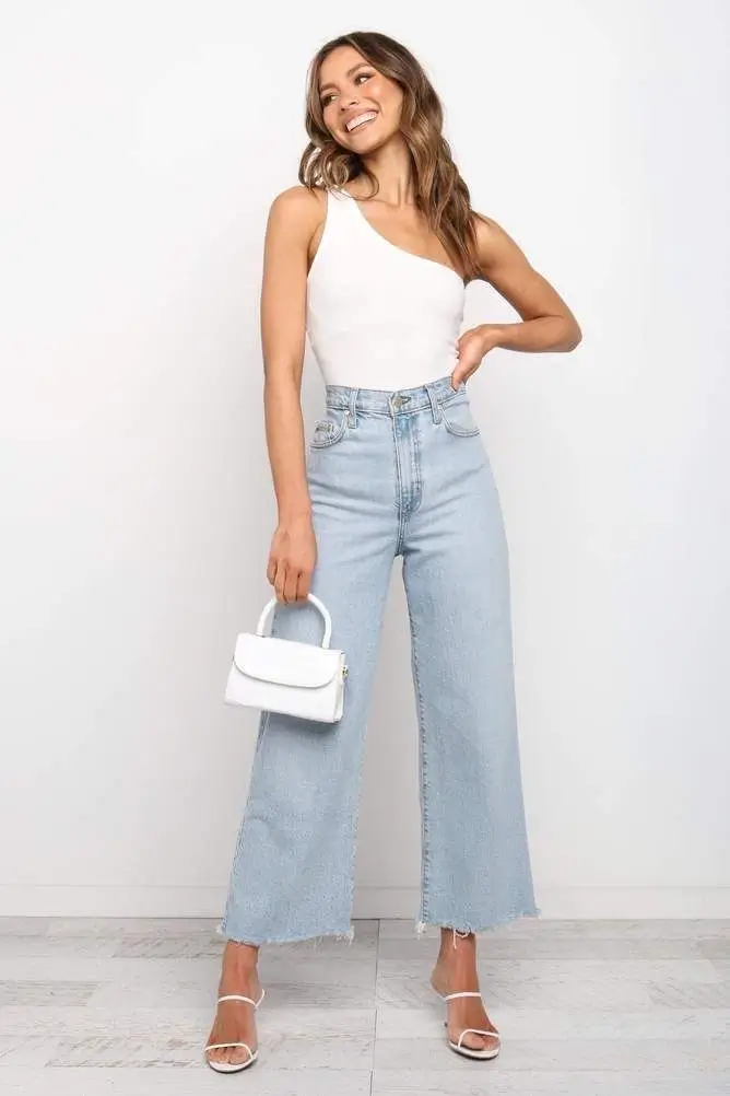 Трендові літні джинси 2025: 20 модних ідей на літо