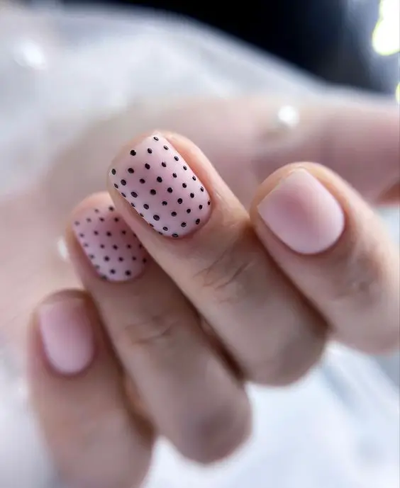 Идеи дизайна коротких ногтей: 18 модных вариантов летнего маникюра 2025