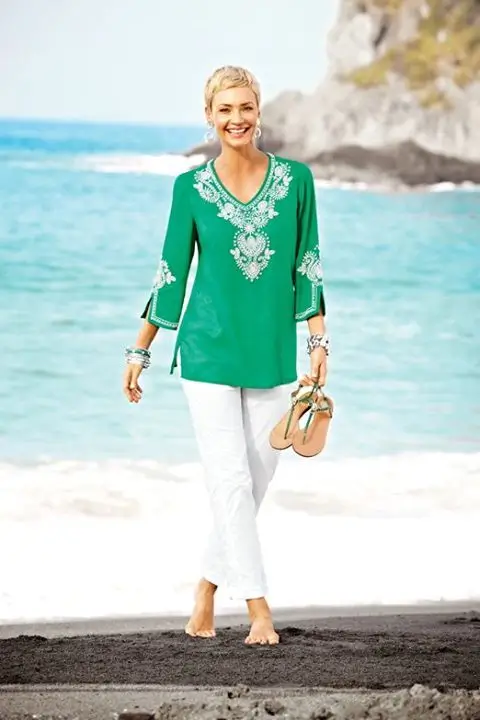 Что надеть после 50 лет летом 2025: 15 стильных образов для женщин