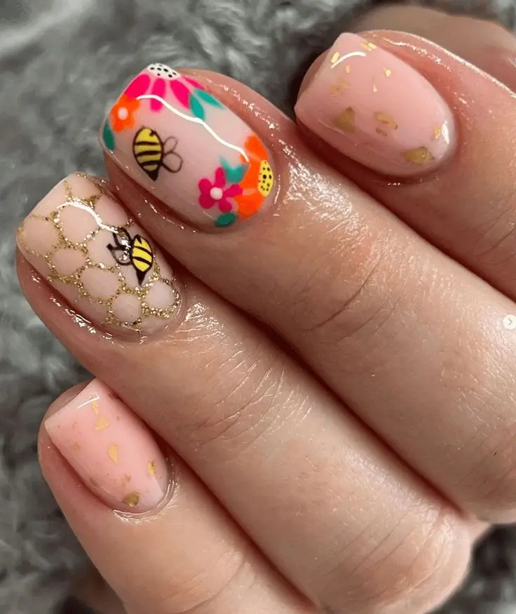 15 новинок у літньому дизайні нігтів для жінок після 60 років