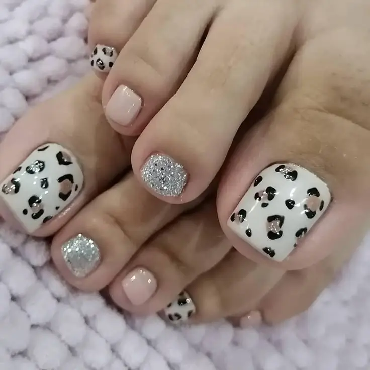 Модний літній дизайн для педикюру 2025: 20 трендових ідей