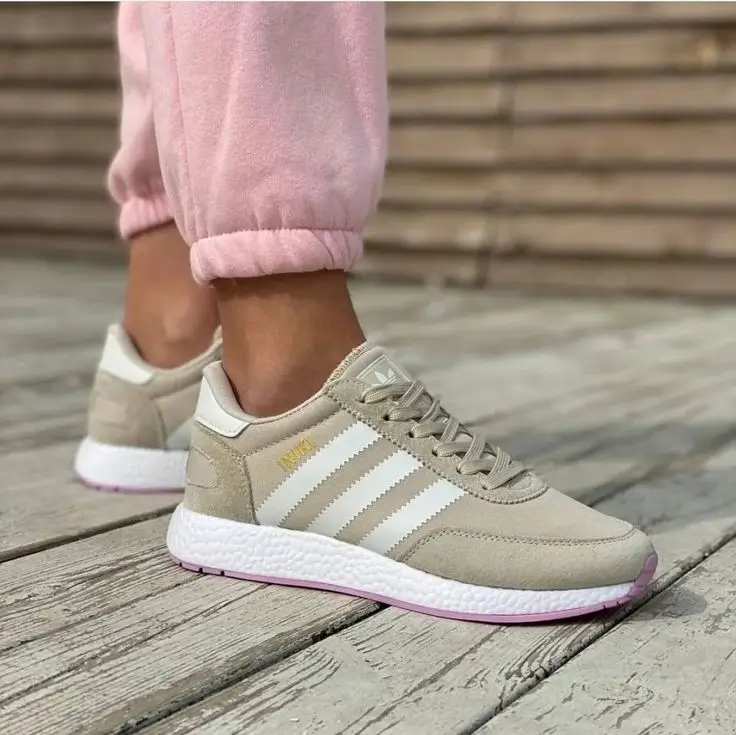 Бежевий athleisure з легким фіолетом