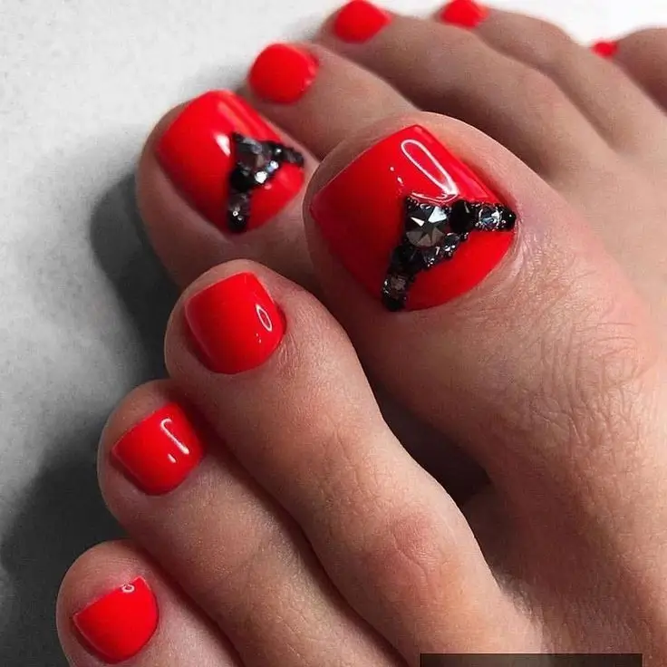 Трендовий червоний педикюр на літо 2025: 15 модних ідей