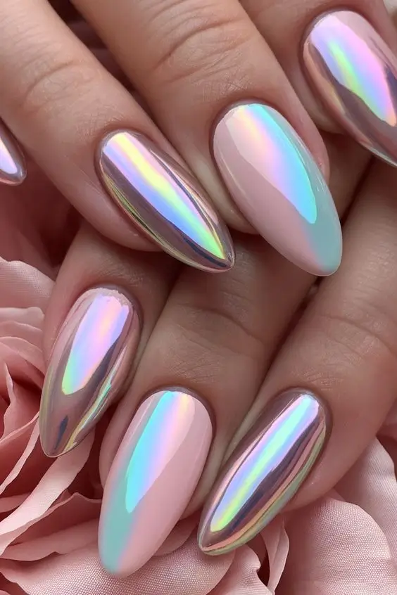 Хромированные ногти: 15 стильных идей летнего маникюра 2025