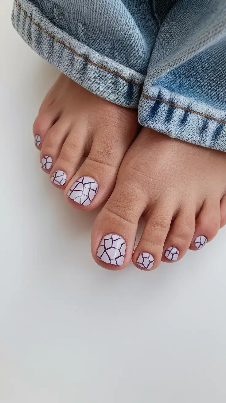 15 стильних ідей педикюру на червень 2025: модні кольори та дизайн