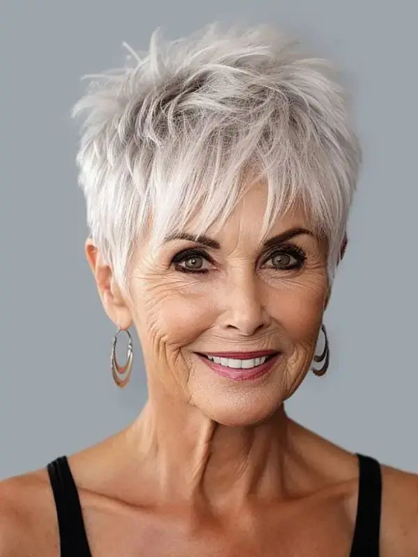 Летние стрижки, которые подчеркивают благородство седины: 15 стильных идей