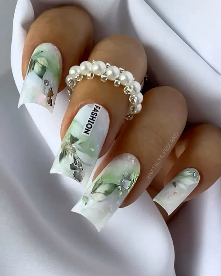 Базовый летний маникюр 2025: 15 идей стильного и простого дизайна