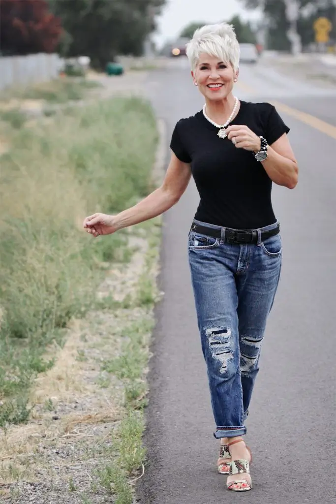 Что надеть после 50 лет летом 2025: 15 стильных образов для женщин