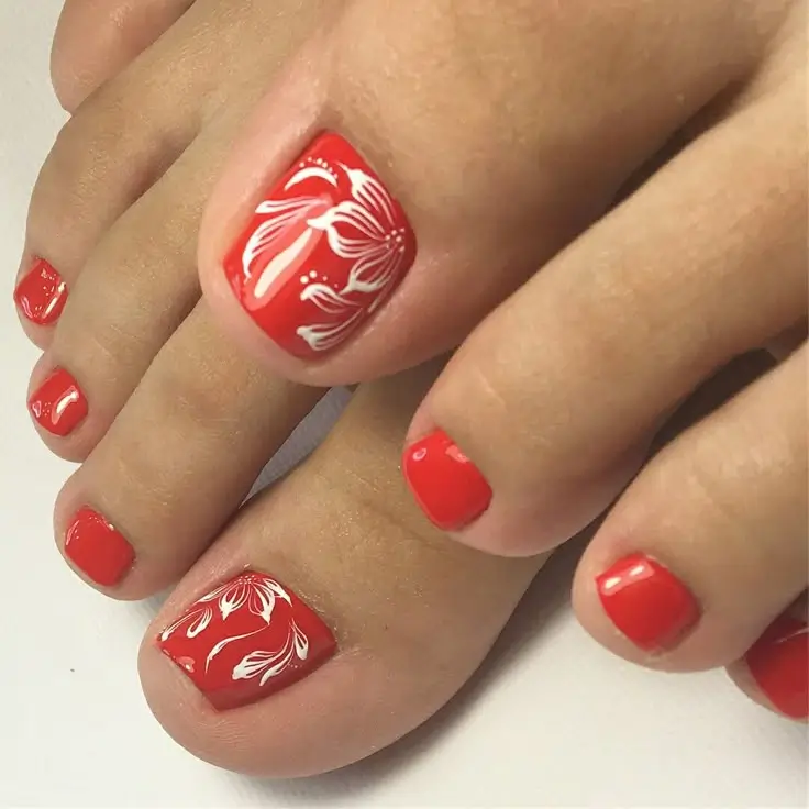 Красный педикюр на лето 2025: 15 стильных идей, которые стоит попробовать